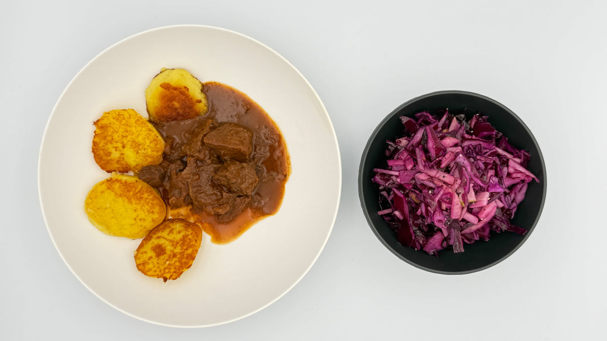 Seiden-Knödel hier am nächsten Tag in Butter gebraten zu Bier-Gulasch und Rotkohlsalat mit Apfel. mehlige Kartoffeln, Ei, Muskatnuss, Meersalz, Butter, Speisestärke/Kartoffelmehl, Einmalhandschuhe