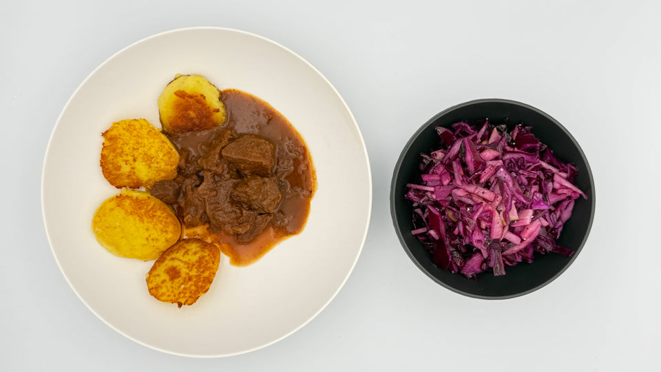 Seiden-Knödel hier am nächsten Tag in Butter gebraten zu Bier-Gulasch und Rotkohlsalat mit Apfel. mehlige Kartoffeln, Ei, Muskatnuss, Meersalz, Butter, Speisestärke/Kartoffelmehl, Einmalhandschuhe
