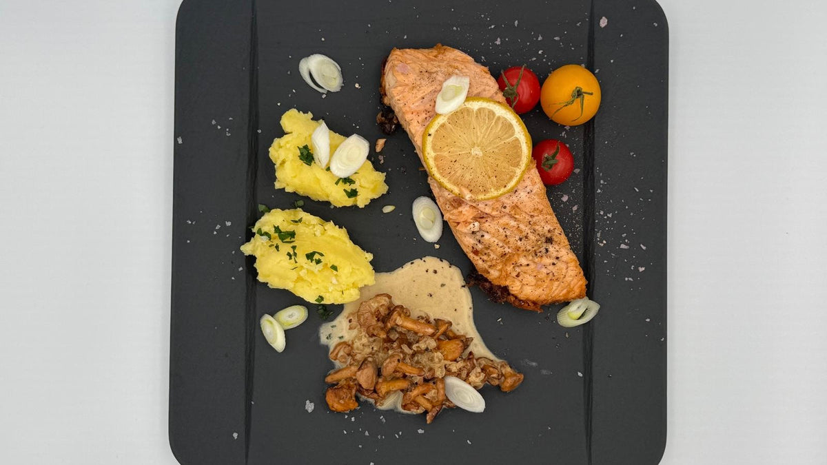 Lach gebraten, frische Pfifferlinge Kartoffeln Sellerie Sahne Tellicherry-Pfeffer,Meersalz-Flakes, Kirschtomaten, Lauch-Zwiebel 