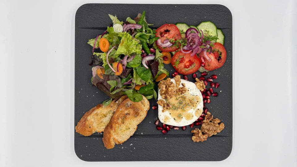 Ziegenkäse-Salat mit Granatapfel-Essig, karamellisierten Walnüssen, Granatapfelkernen, Rucola, Feldsalat Tomate, Gurke, rote Zwiebeln und frischem Dressing
