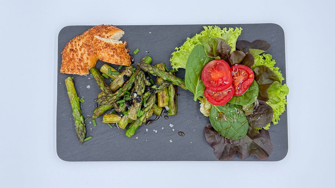Grüner Spargel in geröstetem Sesamöl gebraten mit Chili Allrounder Gewürz, Meersalz Flakes und Sesam als schnelles Spargel Rezept