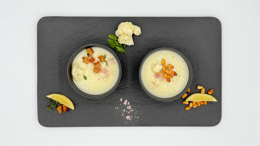 Blumenkohl-Suppe mit zweierlei Toppings mit Kartoffeln, Thymian-Croûtons und Bio Syrah Rotweinsalz – einfach, wärmend und perfekt für kalte Tage.