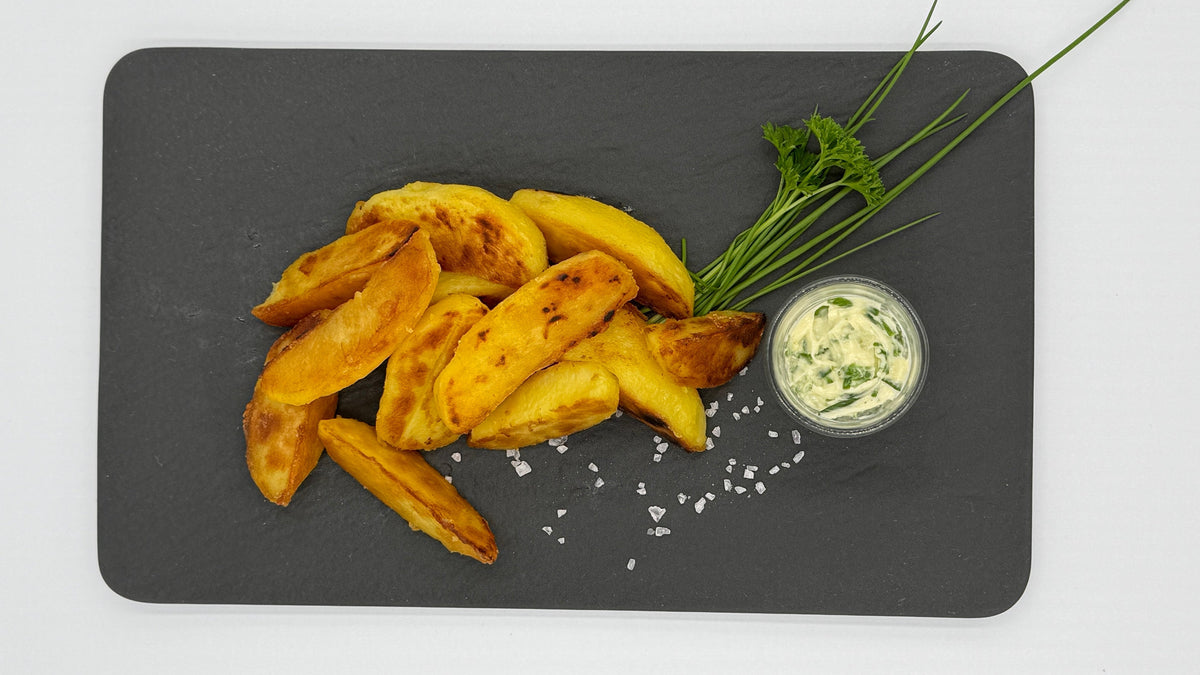 Goldbraune Kartoffel-Spalten aus der Pfanne mit Rapsöl mit Buttergeschmack, knusprig gebratenes Kartoffel Rezept einfach und schnell