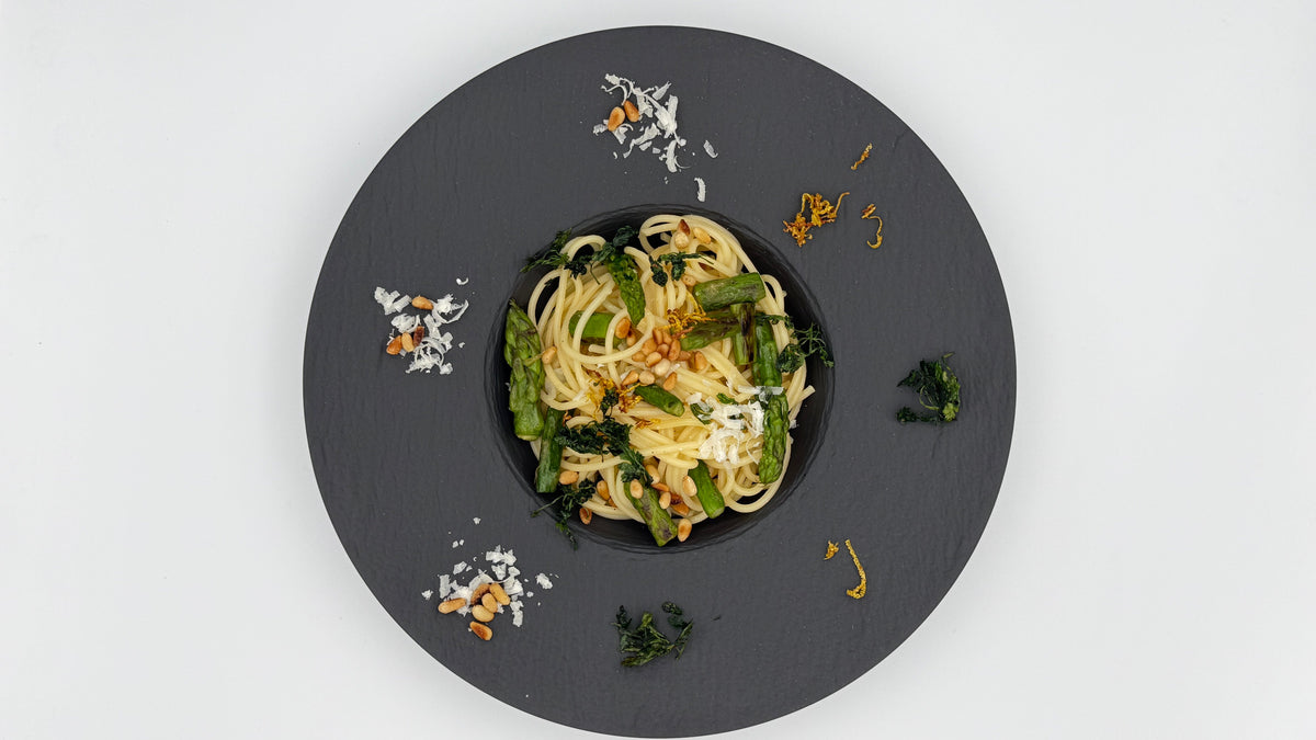 Spaghetti, Parmesan, Zitronen-Sauce, gebratener grüner Spargel, geröstete Pinien-Kerne, Knoblauch Zitronen-Abrieb, Zitronen-Saft,Oliven-Öl, Gemüse-Brühe