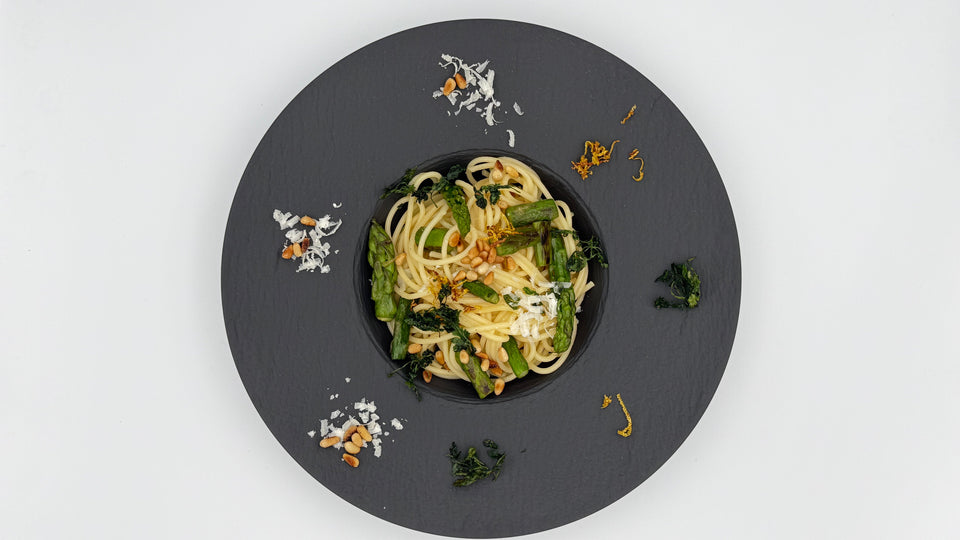 Spaghetti, Parmesan, Zitronen-Sauce, gebratener grüner Spargel, geröstete Pinien-Kerne, Knoblauch Zitronen-Abrieb, Zitronen-Saft,Oliven-Öl, Gemüse-Brühe