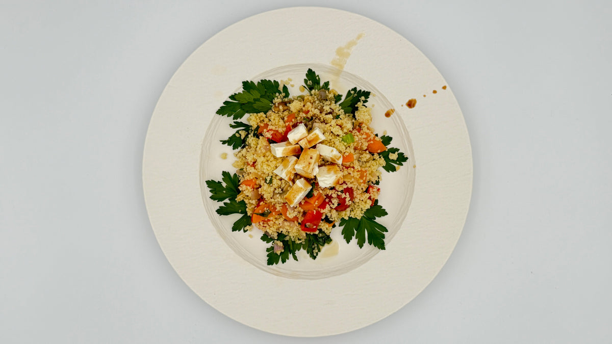 Bunter Couscous-Salat mit gebratenem Gemüse, Feta und frischer Petersilie, Sesamöl-Öl, Feige-Chilli-Essig, köstlich