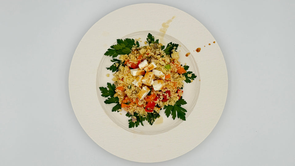 Bunter Couscous-Salat mit gebratenem Gemüse, Feta und frischer Petersilie, Sesamöl-Öl, Feige-Chilli-Essig, köstlich