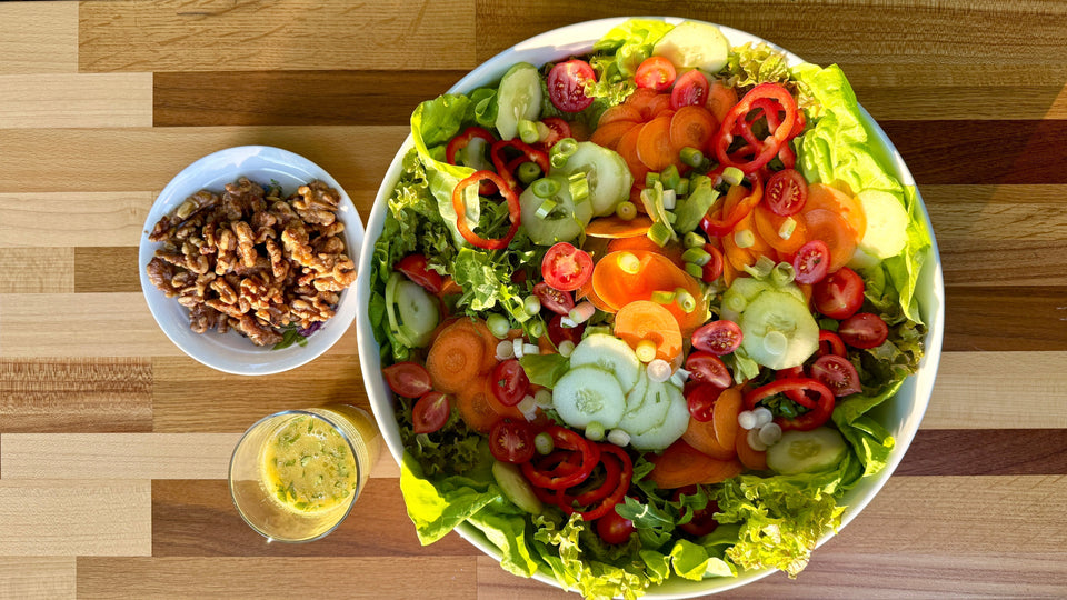 Marc-de-Champagne-Essig,Walnüsse, Oliven-Öl, Salat, Sommer, Gemischt, Essig-Öl-Senf-Dressing, Gurke, Paprika, Möhre, Zwiebel, Tomate 