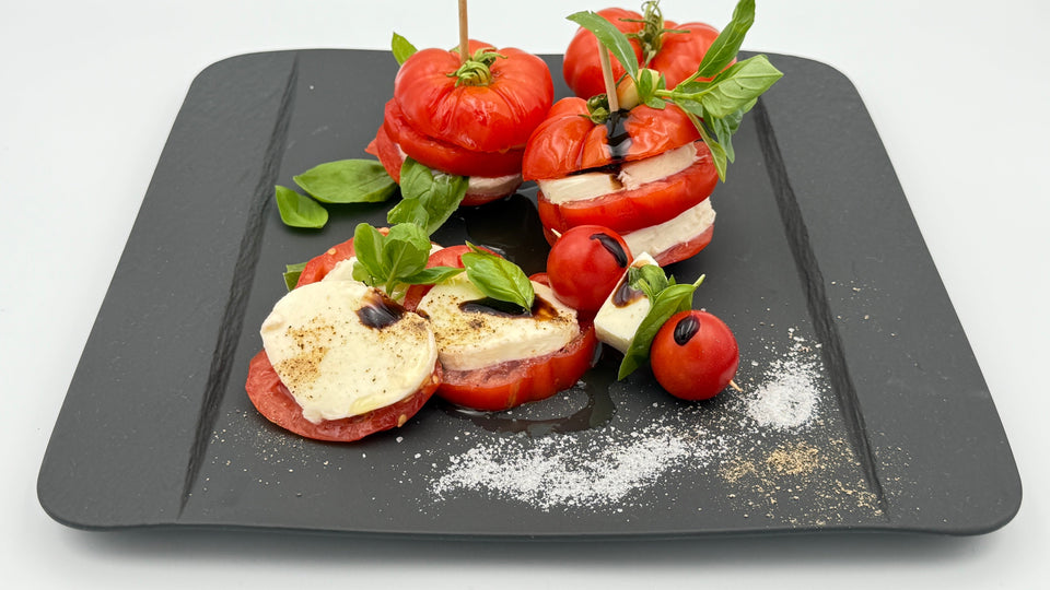 Caprese-Spieße, Mozzarella, Ochsen-oder Fleisch-Tomate, Kirsch-Tomaten,Basilikum, schwarzer Pfeffer geschrotet, Meer-Salz-Flakes, extra-natives-Oliven-Öl, Balsamico-Essigcrema, frisches Basilikum